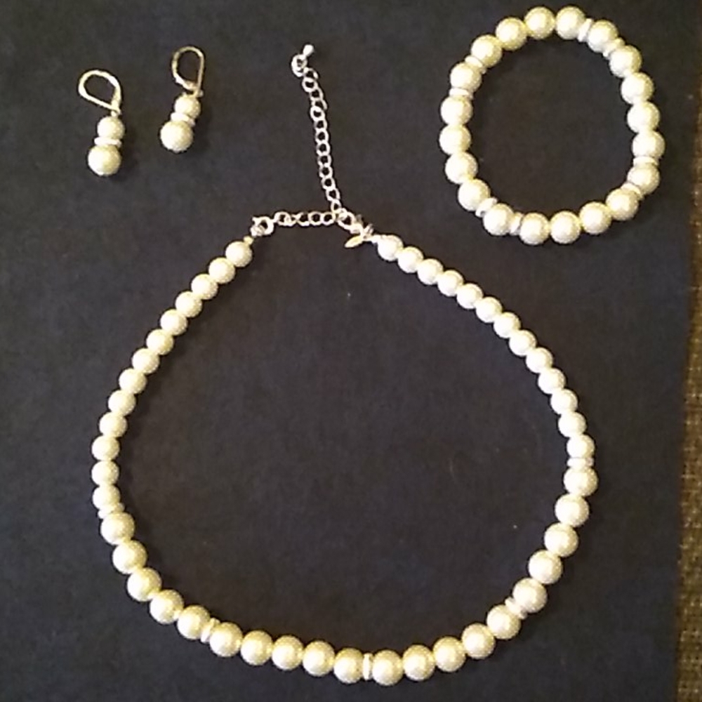 Earrings bracelet necklace